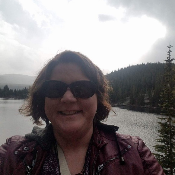 Meet your Posher, Beth - Picture 1 of 4